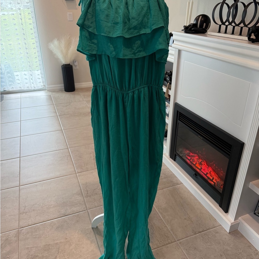 2 x 20$ Emerald Green Ruffled Jumpsuit with Wide-Leg Design